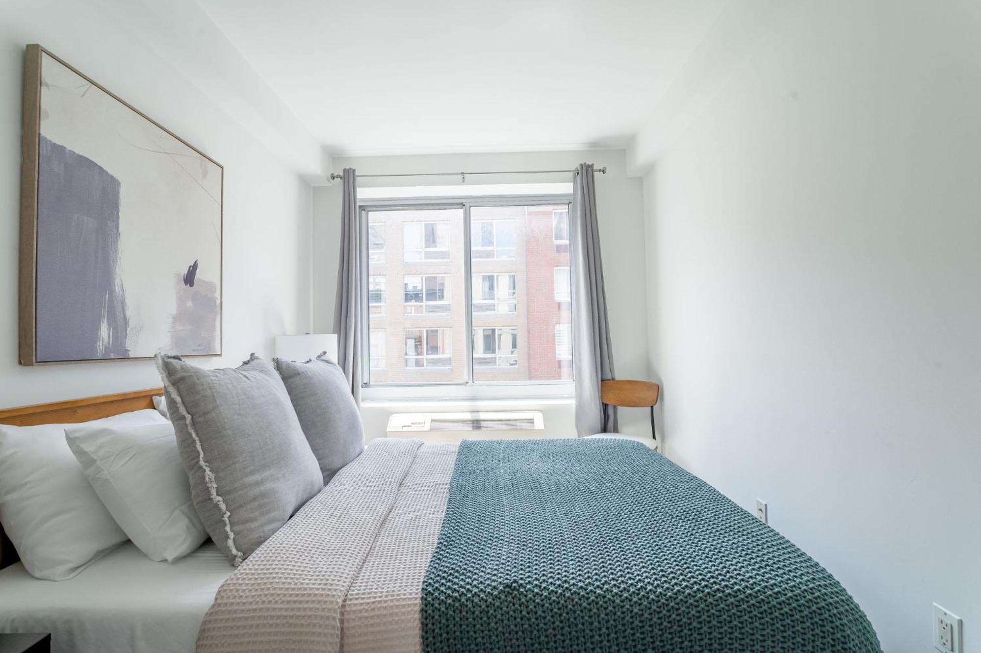 Apartment 3br 1ba Charmer Near Near Times Square & Broadway *